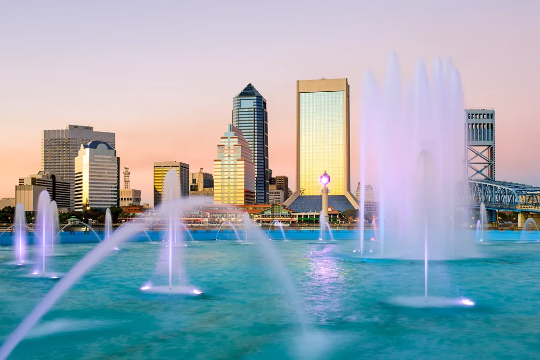 Friendship Fountain running in front of the downtown Jacksonville skyline